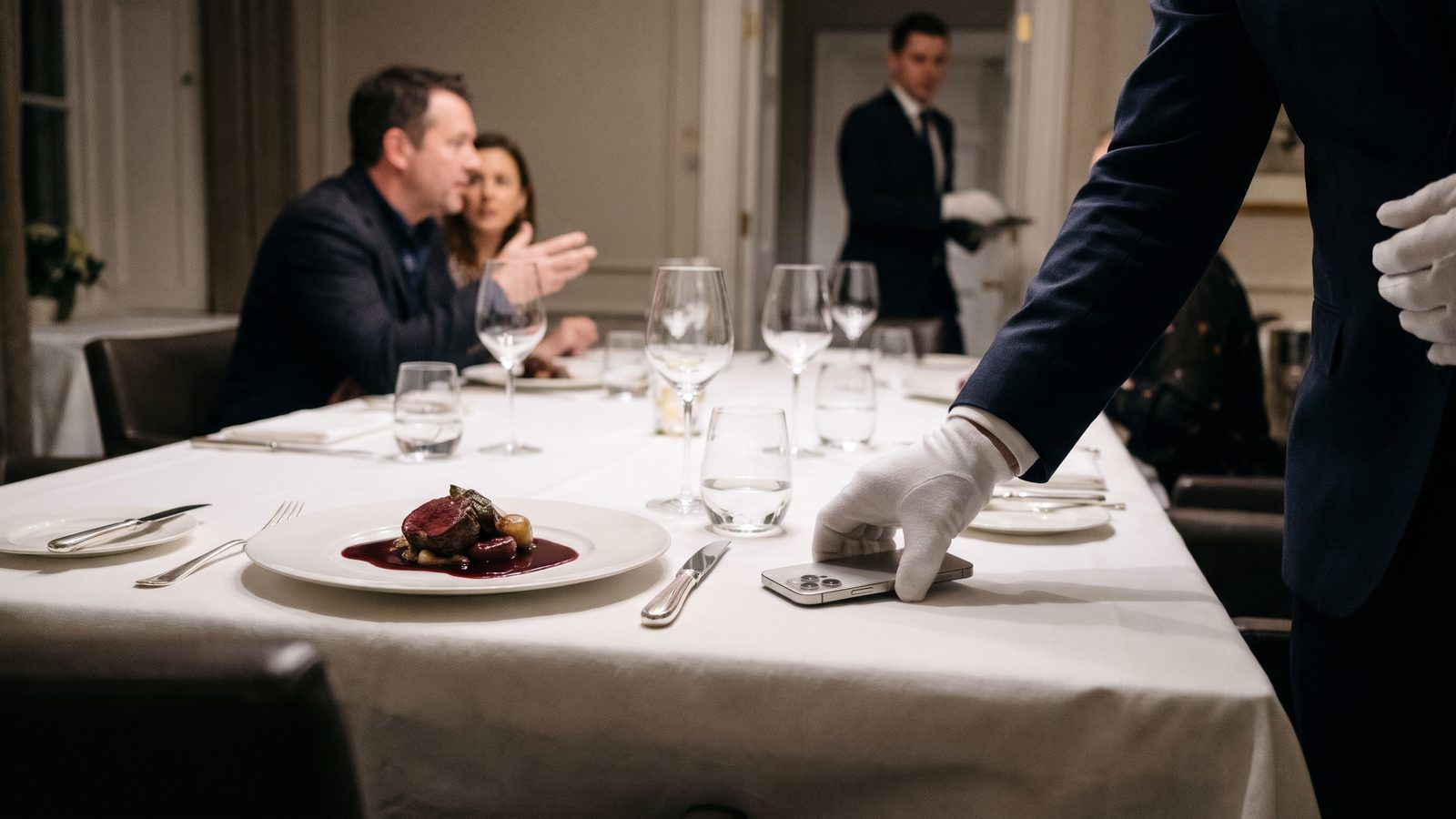 Muss die KI Ihres Restaurants jetzt sagen, dass sie eine KI ist?